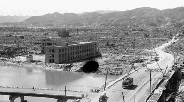 После бомбардировки Хиросимы любое передвижение по городу почти полностью прекратилось.